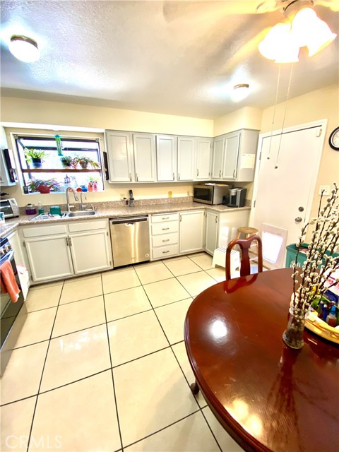 526 W Avenue J5, Lancaster CA: https://media.crmls.org/medias/34a7b8c1-6e13-4207-871d-b1dc4fc5babb.jpg