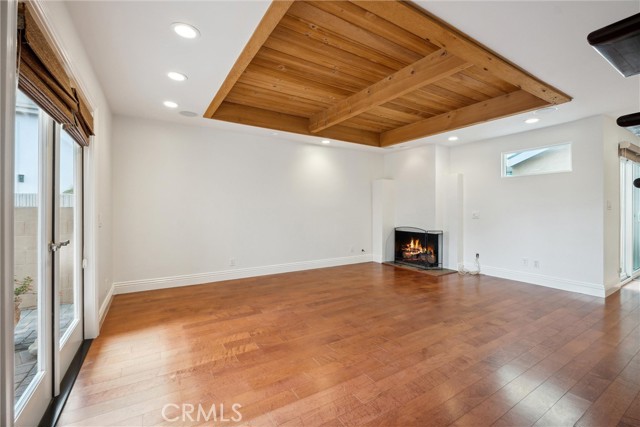 Detail Gallery Image 6 of 19 For 215 Walnut St, Newport Beach,  CA 92663 - 4 Beds | 2 Baths