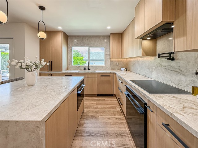 Detail Gallery Image 9 of 54 For 22245 Welby Way, Woodland Hills,  CA 91303 - 4 Beds | 3 Baths