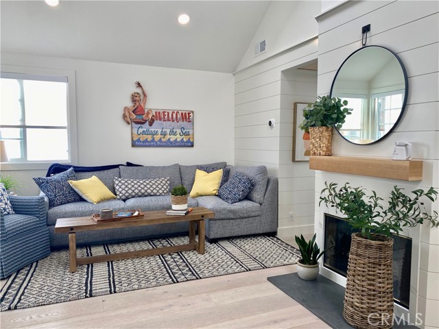 Detail Gallery Image 4 of 8 For 212 1/2 Garnet Ave, Newport Beach,  CA 92662 - 2 Beds | 2 Baths