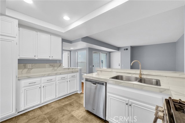 Detail Gallery Image 10 of 24 For 4 Wellesley, Irvine,  CA 92612 - 2 Beds | 2/1 Baths