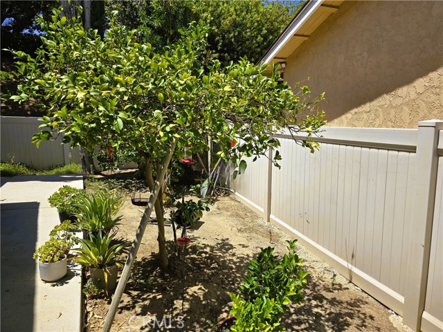 Detail Gallery Image 6 of 9 For 26487 Fairway Cir, Newhall,  CA 91321 - 2 Beds | 2 Baths