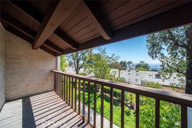 Detail Gallery Image 5 of 34 For 9512 via Venezia, Burbank,  CA 91504 - 3 Beds | 2 Baths