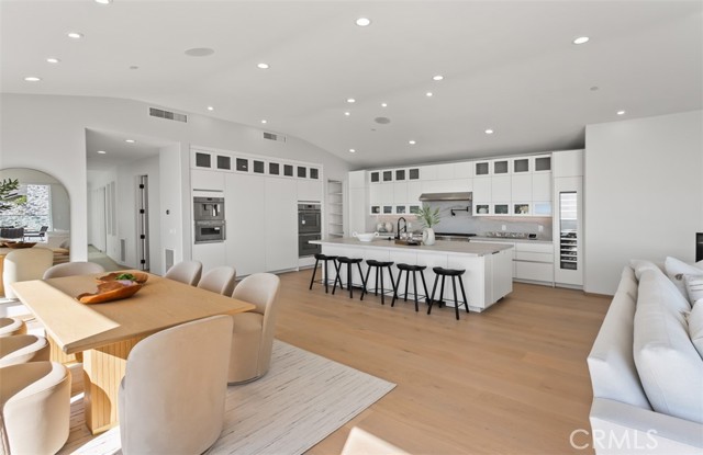 31 N Vista De Catalina, Laguna Beach CA: https://media.crmls.org/medias/34b26083-8977-483b-a3c3-2a5d40939052.jpg