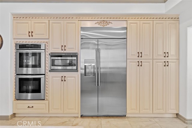 21221 Hillsdale, Huntington Beach CA: https://media.crmls.org/medias/34b3fee0-cac0-4fd7-97eb-cc8a44826c36.jpg