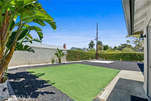 6091 Larchwood Drive, Huntington Beach CA: https://media.crmls.org/medias/34b4cb65-26ac-4cc5-b853-c87f2c2d3619.jpg