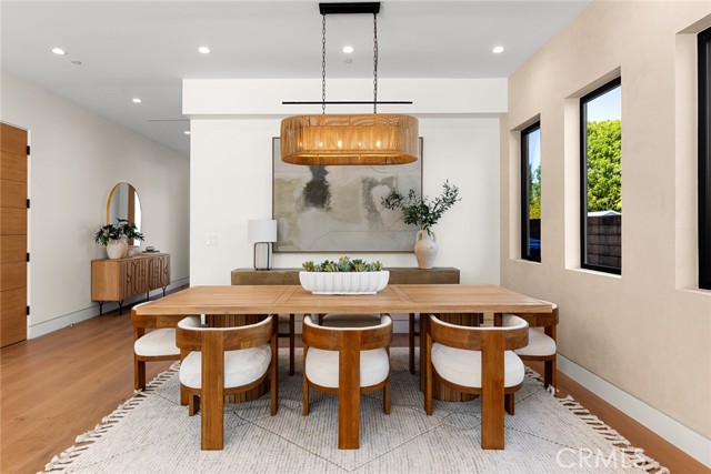 22640 Clarendon Street, Woodland Hills CA: https://media.crmls.org/medias/34b560ca-304a-4896-984a-d5ad454e5f3f.jpg