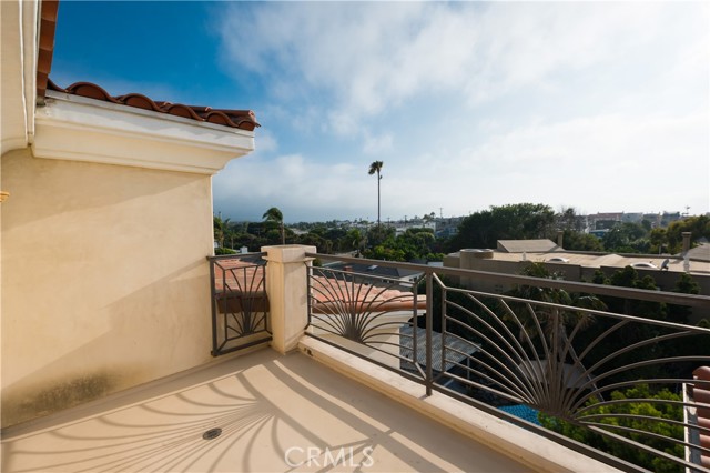 634 9th Street, Hermosa Beach, California 90254, 4 Bedrooms Bedrooms, ,3 BathroomsBathrooms,Residential,Sold,9th,SB21196588