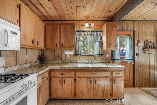 Detail Gallery Image 9 of 45 For 43344 Deer Canyon Rd, Big Bear Lake,  CA 92315 - 3 Beds | 1 Baths