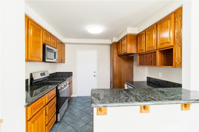 Detail Gallery Image 7 of 21 For 11384 Dronfield #36,  Pacoima,  CA 91331 - 3 Beds | 3 Baths