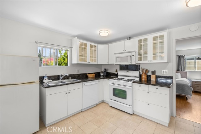 1820 N Avon Street, Burbank CA: https://media.crmls.org/medias/34c14c4b-2b99-4d2a-8f95-506562a5bc57.jpg