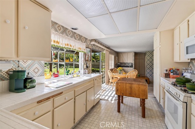 Detail Gallery Image 11 of 39 For 4466 Rainbow Ln, Yorba Linda,  CA 92886 - 4 Beds | 2/1 Baths