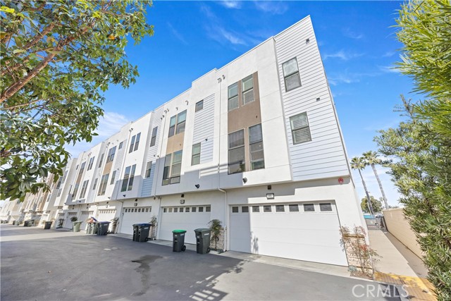 Detail Gallery Image 4 of 37 For 645 W 17th St, Costa Mesa,  CA 92627 - 3 Beds | 2/2 Baths