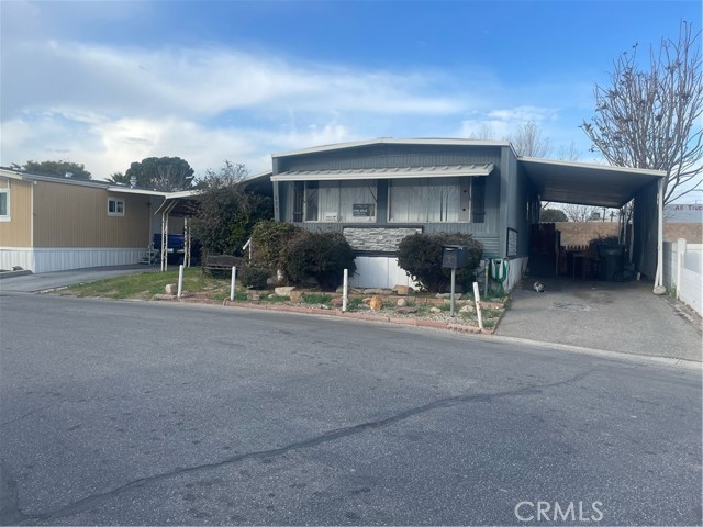 Detail Gallery Image 2 of 8 For 177 Kings Ln, Bakersfield,  CA 93308 - 2 Beds | 2 Baths