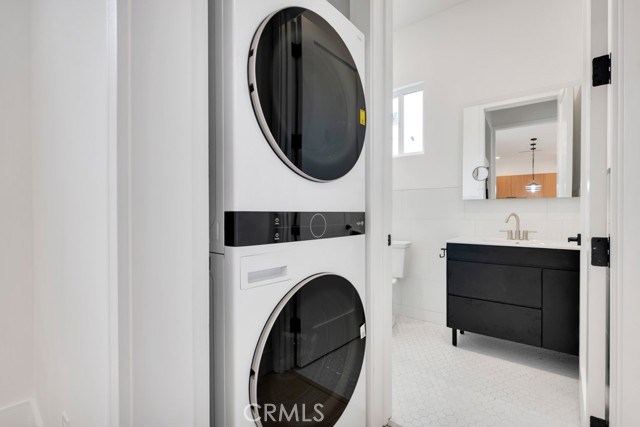 Detail Gallery Image 11 of 22 For 16514 San Fernando Mission Blvd, Granada Hills,  CA 91344 - 3 Beds | 2/1 Baths