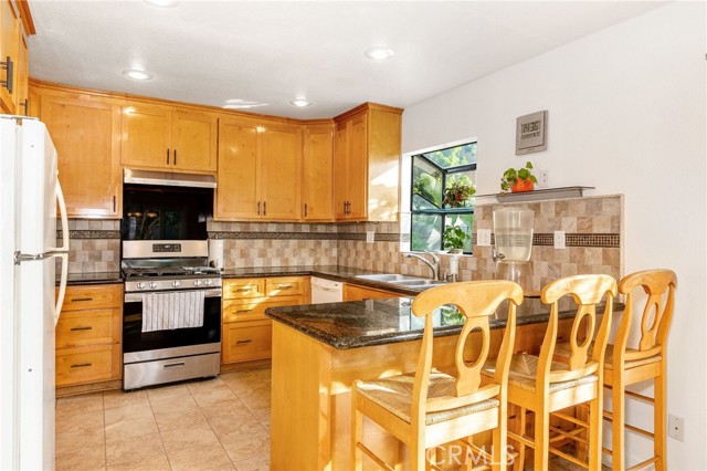 Gourmet kitchen and breakfast granite counter