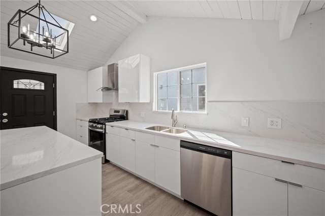 Detail Gallery Image 10 of 42 For 7445 Balcom Ave, Reseda,  CA 91335 - 4 Beds | 2 Baths