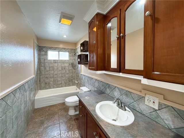 Detail Gallery Image 38 of 46 For 7090 N Atlantic Pl, Long Beach,  CA 90805 - 4 Beds | 2 Baths