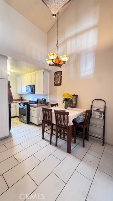 Detail Gallery Image 9 of 18 For 18193 Sundowner Way #816,  Canyon Country,  CA 91387 - 2 Beds | 2 Baths