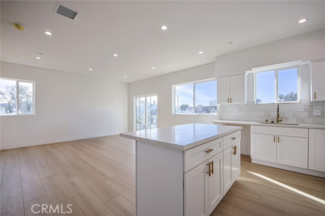 2402 S Cochran Avenue, Los Angeles CA: https://media.crmls.org/medias/34d6a00f-73b1-46a5-b0ca-552c92671d1a.jpg