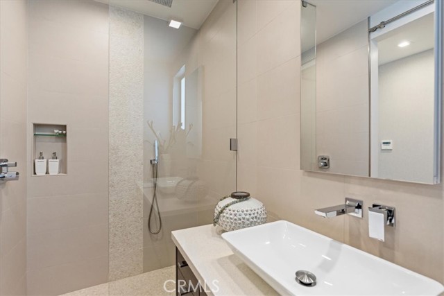 29 W Neapolitan Lane, Long Beach CA: https://media.crmls.org/medias/34d7f3fc-151c-4c71-8e85-059f5466216b.jpg
