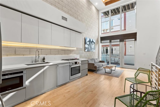 3450 Cahuenga Boulevard, Universal City CA: https://media.crmls.org/medias/34d84d33-8a06-43ee-8fef-b1d08dacfd40.jpg