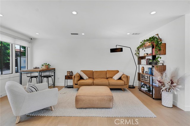 23241 Aetna Street, Woodland Hills CA: https://media.crmls.org/medias/34defff4-ed5d-4a84-b709-3cd0d5872cee.jpg