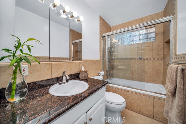 Guest bathroom.