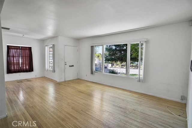 Detail Gallery Image 4 of 9 For 16749 Addison St, Encino,  CA 91436 - 3 Beds | 2/1 Baths