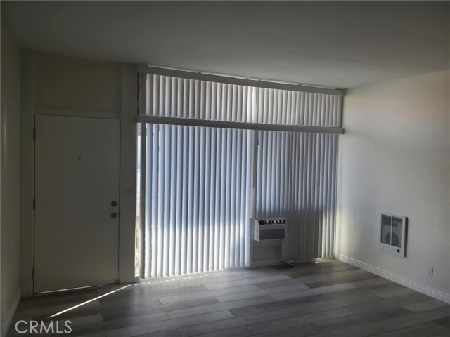 24 Roswell Avenue, Long Beach CA: https://media.crmls.org/medias/34e36570-379e-4233-bcb3-89818f7743f2.jpg