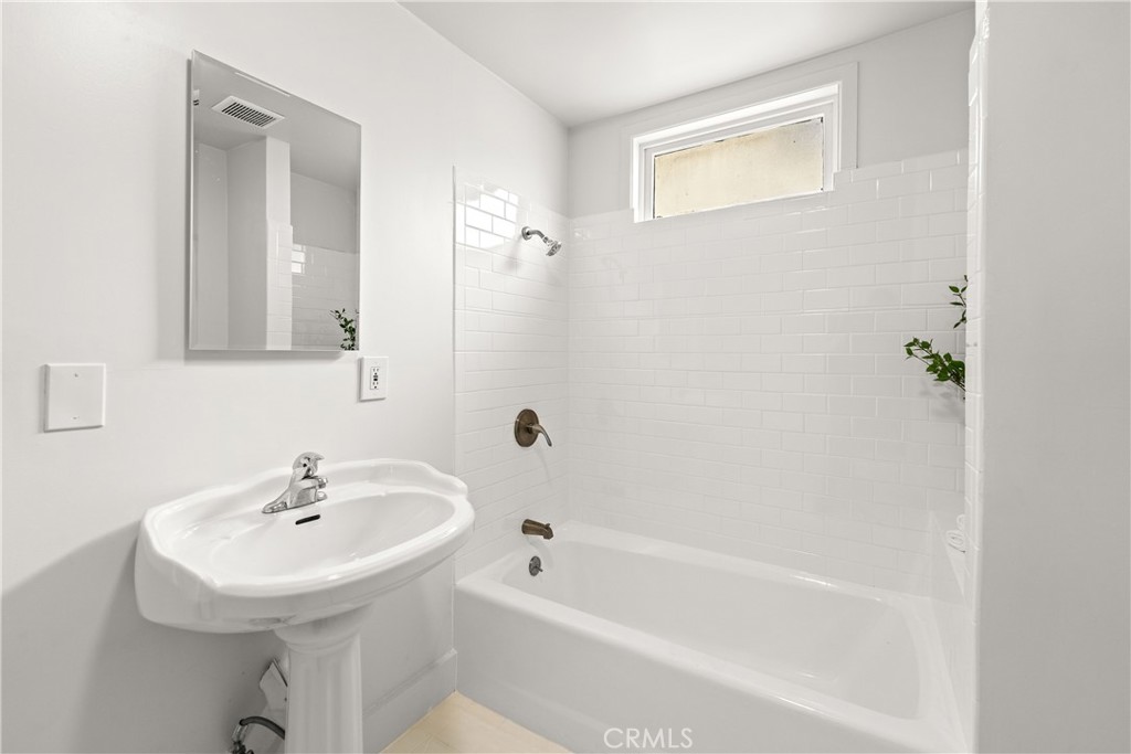 https://media.crmls.org/medias/34e39ce5-533a-4845-a530-63800ff1679a.jpg?preset=X-Large
