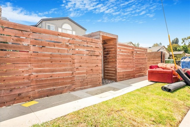 2481 S Bundy Drive, Los Angeles CA: https://media.crmls.org/medias/34e6aa1f-c708-412c-8809-996c18db2883.jpg