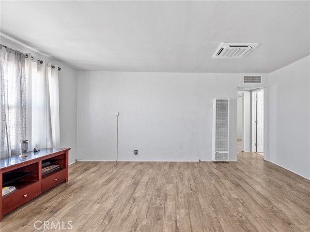 1040 Flora Street, Barstow CA: https://media.crmls.org/medias/34e90135-a5c9-487b-a5d0-762d2e324836.jpg
