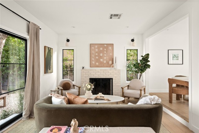 Detail Gallery Image 3 of 40 For 4935 Agnes Ave, Valley Village,  CA 91607 - 5 Beds | 3 Baths