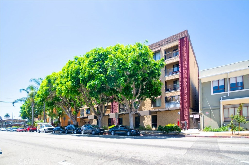 225 W 6th Street #206