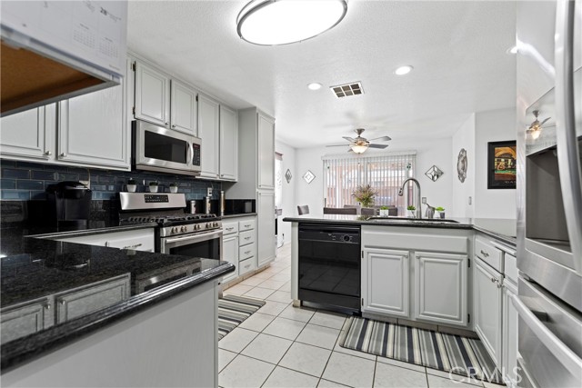 Detail Gallery Image 7 of 30 For 3267 Desert Cloud Ave, Rosamond,  CA 93560 - 4 Beds | 2 Baths