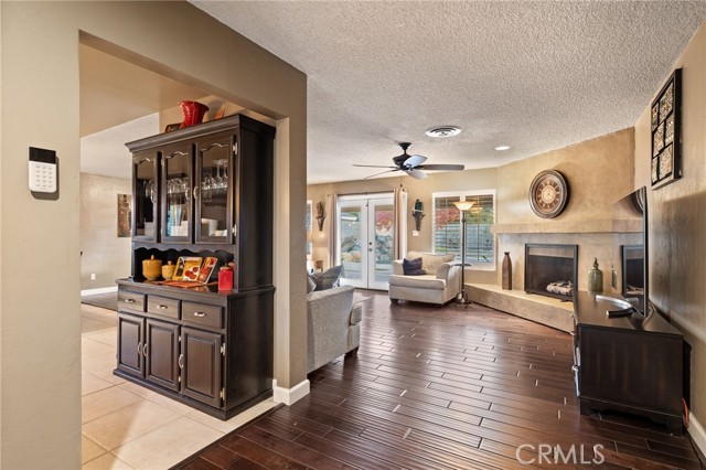 Detail Gallery Image 5 of 47 For 6001 Meadow Glen, Bakersfield,  CA 93306 - 3 Beds | 2 Baths