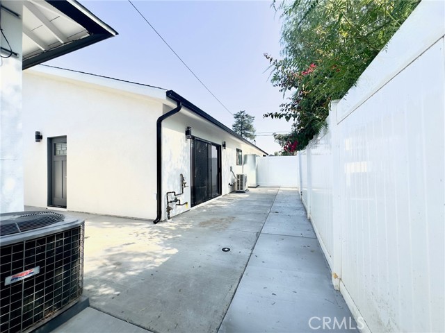 Detail Gallery Image 2 of 14 For 15950 Cohasset St, Van Nuys,  CA 91406 - 3 Beds | 2/1 Baths