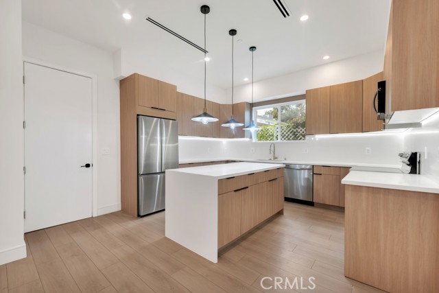 Detail Gallery Image 7 of 30 For 16510 San Fernando Mission Blvd, Granada Hills,  CA 91344 - 4 Beds | 4 Baths