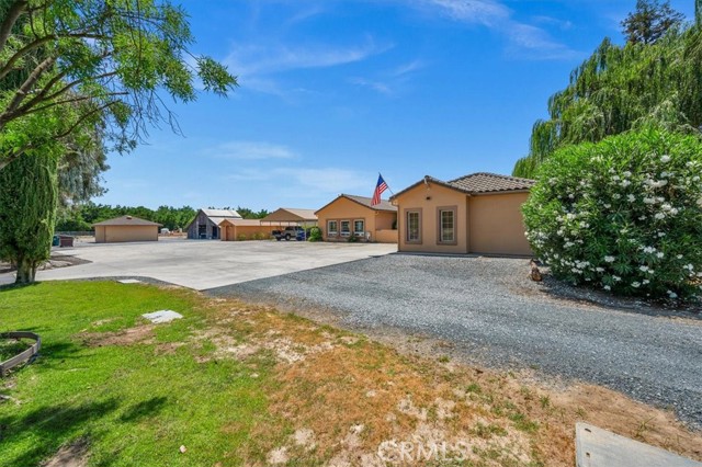 13715 E Nebraska Avenue, Kingsburg CA: https://media.crmls.org/medias/34f2eb19-bcc5-437b-99fd-5891326129e4.jpg