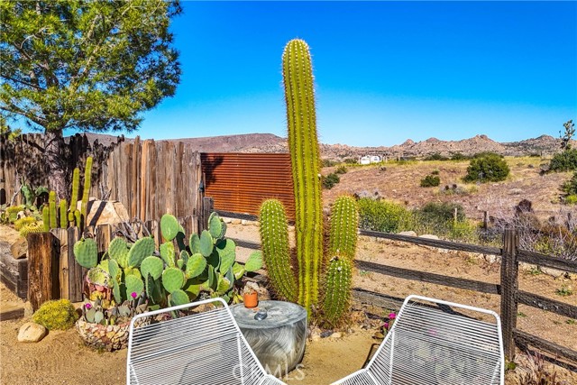 Detail Gallery Image 5 of 48 For 5145 Curtis Rd, Pioneertown,  CA 92268 - 2 Beds | 3 Baths