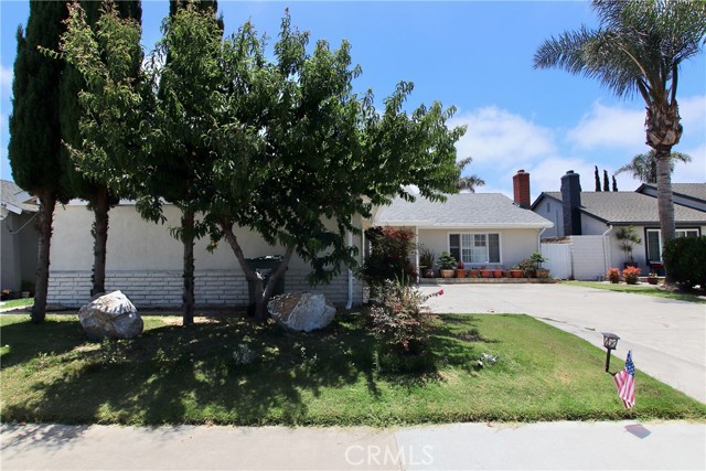 9582 Woodlawn Dr, Huntington Beach, CA 92646