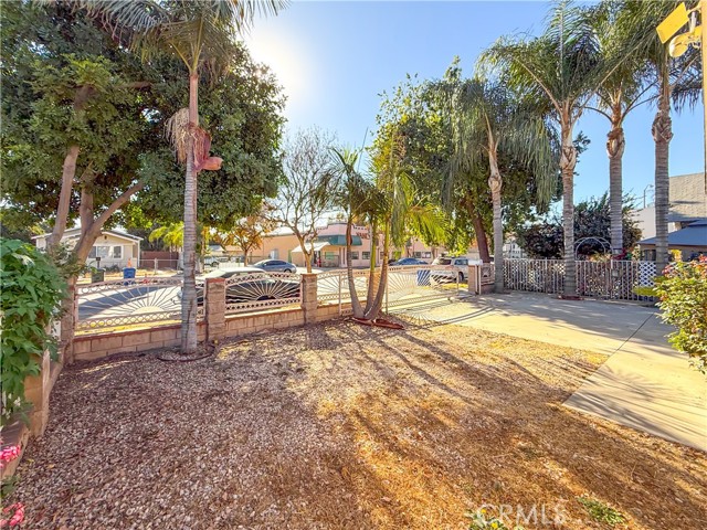 Detail Gallery Image 4 of 33 For 823 E 3rd St, Pomona,  CA 91766 - 4 Beds | 2 Baths