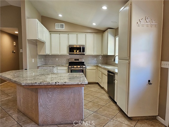 Detail Gallery Image 14 of 34 For 516 Sun Rose Ave, Bakersfield,  CA 93308 - 3 Beds | 2 Baths