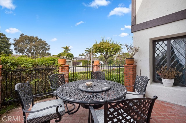 1300 Antigua Way, Newport Beach CA: https://media.crmls.org/medias/34fce781-883d-4659-b502-e33085b06fc5.jpg