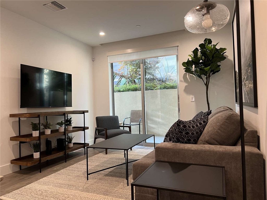 Detail Gallery Image 2 of 20 For 728 N Sweetzer Ave #111,  Los Angeles,  CA 90069 - 1 Beds | 1 Baths