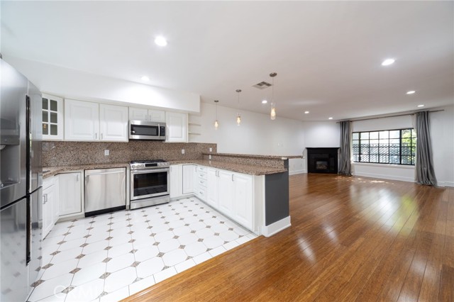 Detail Gallery Image 5 of 21 For 1615 Stoner Ave #3,  Los Angeles,  CA 90025 - 4 Beds | 3/1 Baths