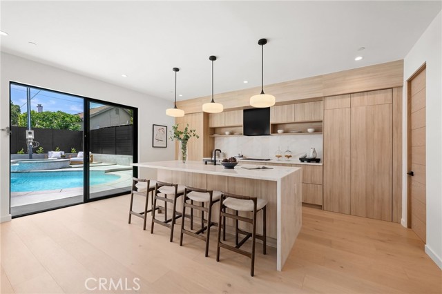 555 N Plymouth Boulevard, Los Angeles CA: https://media.crmls.org/medias/35061b9d-7851-443f-a5de-cdb520f4bc6f.jpg