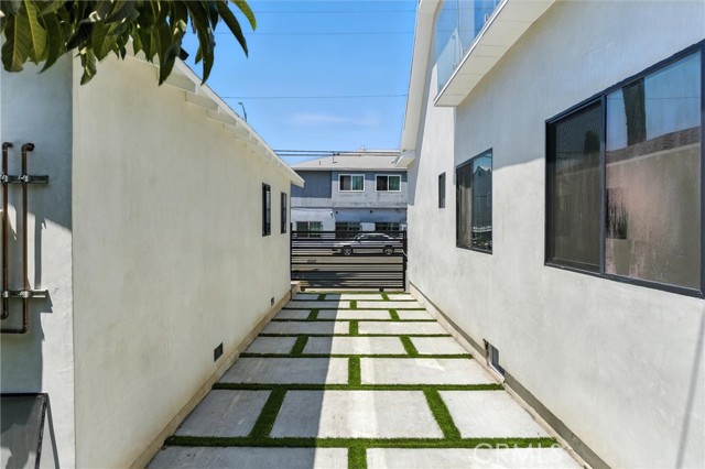 1170 Wilton, Hollywood CA: https://media.crmls.org/medias/3508033a-0aec-4bd7-a140-61e3738e75d5.jpg