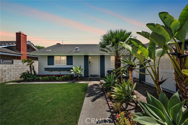 Detail Gallery Image 4 of 32 For 5852 Raphael Dr, Huntington Beach,  CA 92649 - 4 Beds | 2 Baths